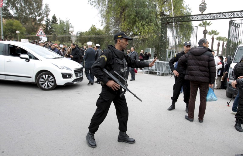 © Reuters. تونس تعيد فتح متحف باردو بعد هجوم دام والالاف يتظاهرون