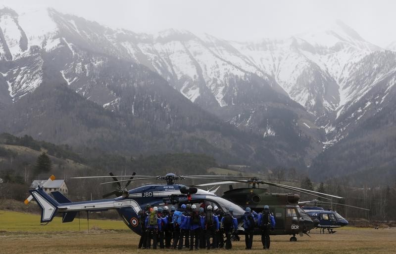 © Reuters. Equipes de resgate nos Alpes franceses após acidente com o Airbus A320 da Germanwings 