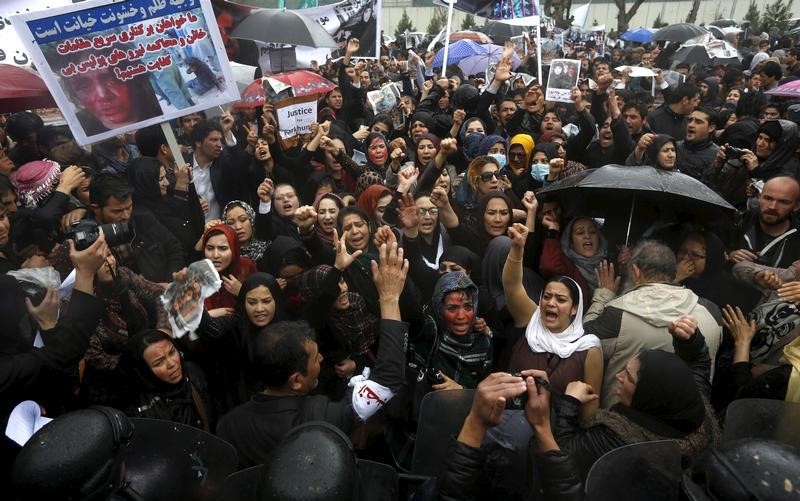 © Reuters. إقالة مسؤول أفغاني بسبب تعليق على قتل غوغائي لامرأة اتهمت زورا بحرق مصحف