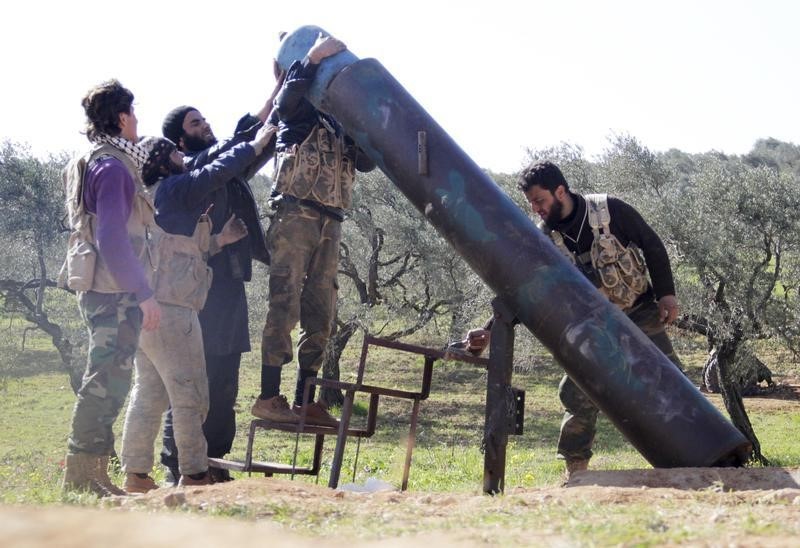 © Reuters. مقاتلون اسلاميون في سوريا يبدأون هجوما للسيطرة على مدينة ادلب