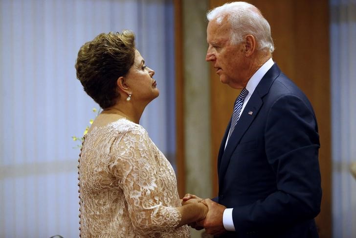 © Reuters. Presidente Dilma Rousseff e vice-presidente dos EUA, Joe Biden, em Brasília