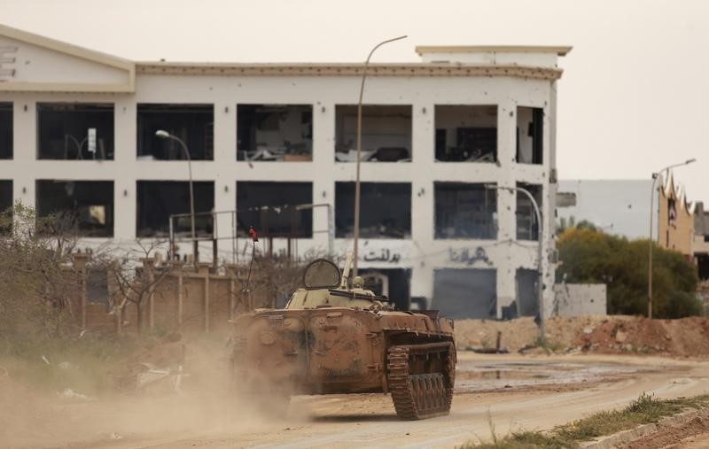 © Reuters. تفجير انتحاري يقتل سبعة في بنغازي