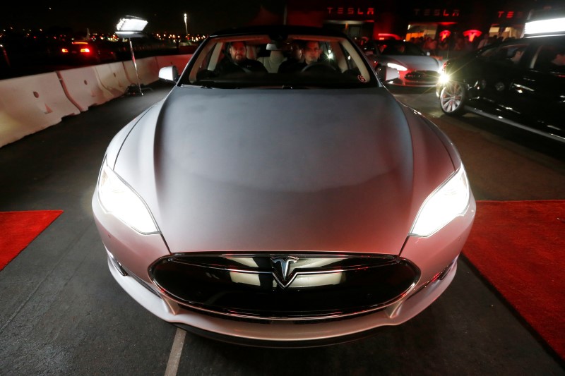 © Reuters. New all-wheel-drive versions of the Tesla Model S car are lined up for test drives in Hawthorne, California