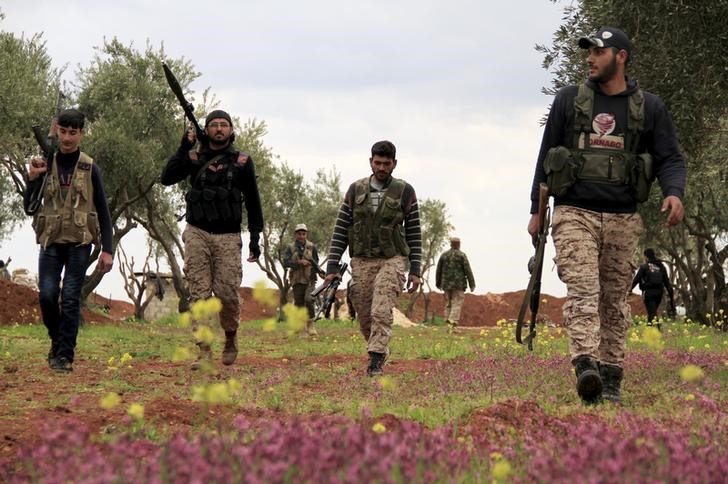 © Reuters. Combatentes rebeldes da al-Jabha al-Shamiya caminham para front contra Estado Islâmico