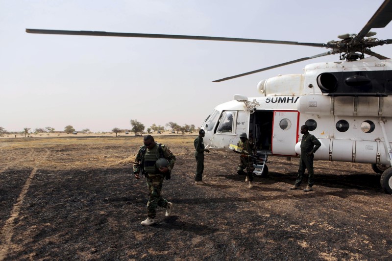 © Reuters. Colonel Barmou Salaou, commander of Niger's armed forces in the Diffa region, lands in Damasak