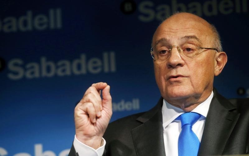 © Reuters. Sabadell Bank's Chairman Josep Oliu gestures during the presentation of the 2013 results during a news conference at the company headquarters in Barcelona