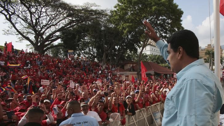© Reuters. Presidente venezuelano Nicolás Maduro acena para simpatizantes em comício contra o imperialismo