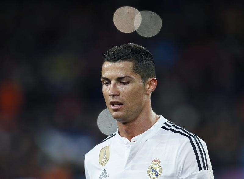 © Reuters. رونالدو يواجه عقوبة محتملة بسبب طريقة احتفاله في مباراة القمة