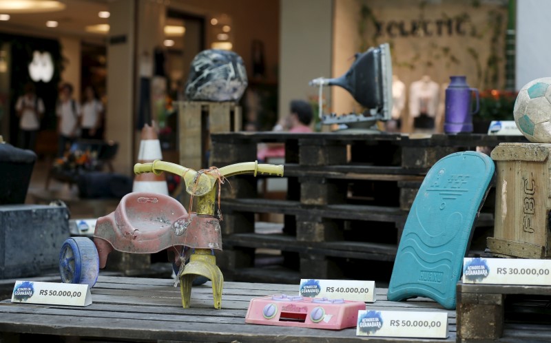 © Reuters. Brinquedos coletados na Baía de Guanabara em exposição no Rio de Janeiro