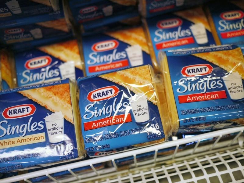 © Reuters. Kraft cheese products are seen on the shelf at a grocery store in Washington