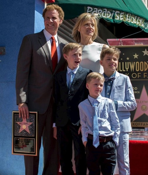 © Reuters. Actor Will Ferrell poses with his family after his star was unveiled on the Hollywood Walk of Fame in Hollywood