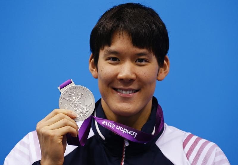 © Reuters. South Korea's Park Tae-hwan poses with his silver medal for the men's 200m freestyle final at the London 2012 Olympic Games at the Aquatics Centre
