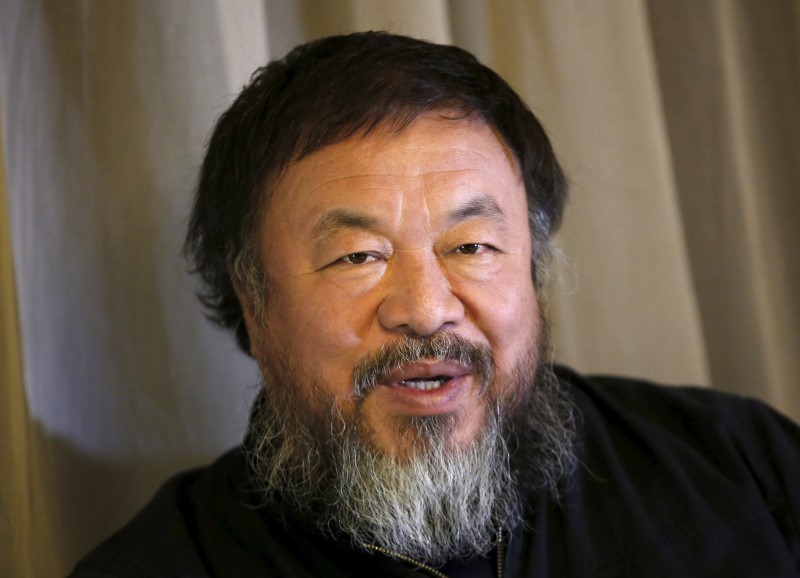 © Reuters. Dissident Chinese artist Ai Weiwei speaks during an interview with Reuters at his hotel in Beijing
