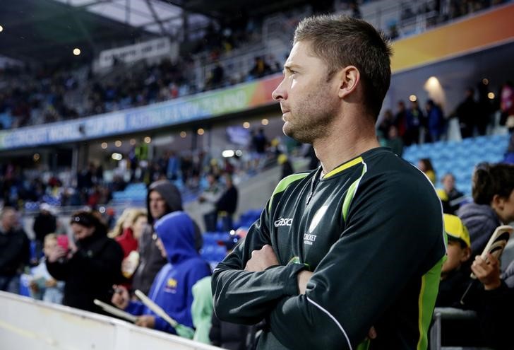 © Reuters. Australia's Michael Clarke waits for play to restart against Scotland during a rain delay at their Cricket World Cup match at the Bellerive Oval in Hobart