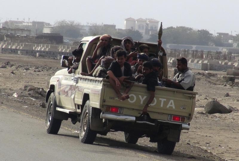 © Reuters. Militants loyal to Yemen's President Abd-Rabbu Mansour Hadi patrol in Aden