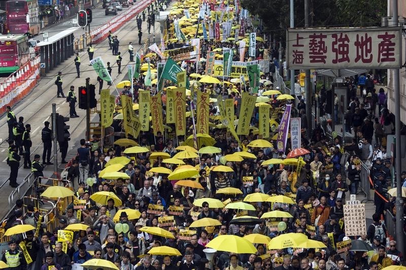 © Reuters. Thousands of pro-democracy protesters hold up yellow umbrellas, symbols of the Occupy Central movement, during a march in the streets to demand universal suffrage in Hong Kong