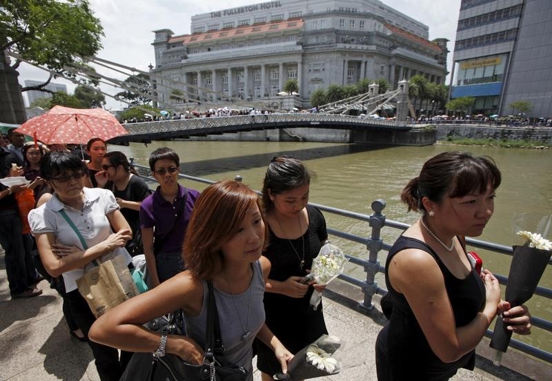 © Reuters. Una multitud rinde homenaje a Lee Kuan Yew en Singapur