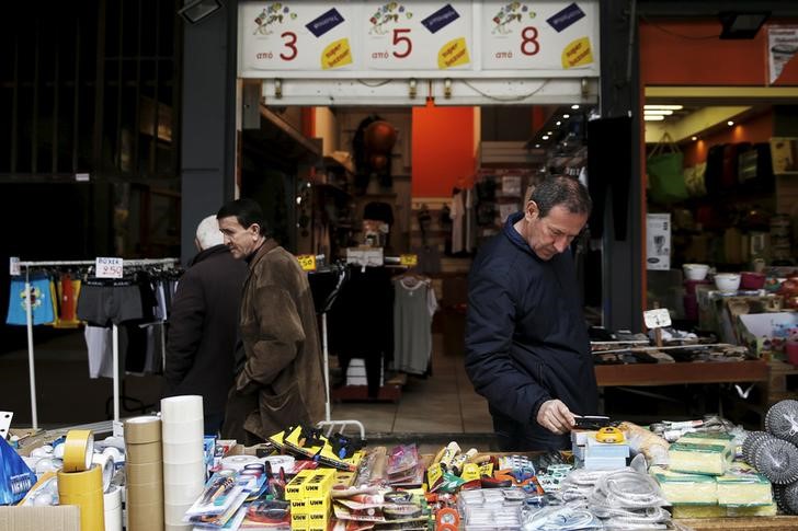 © Reuters. A man looks at goods displayed at shop in central Athens