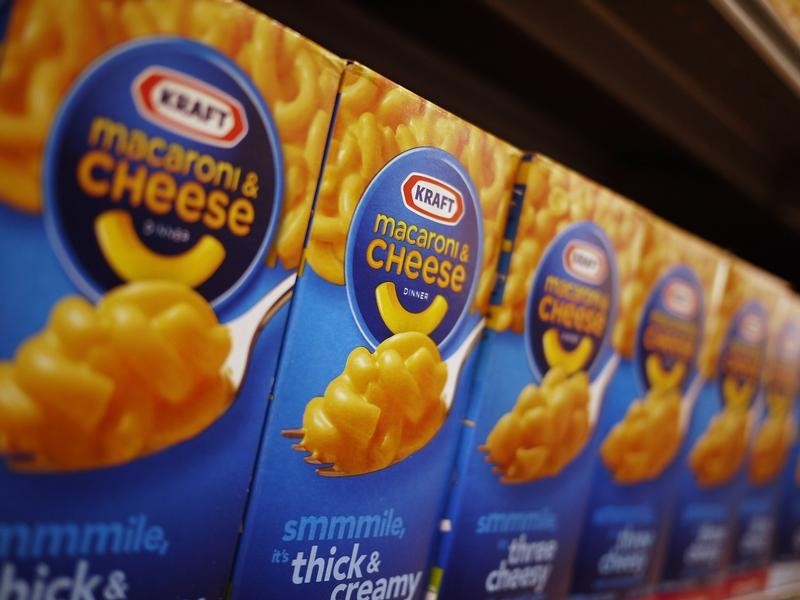 © Reuters. Kraft macaroni and cheese products on the shelf at a grocery store in Washington