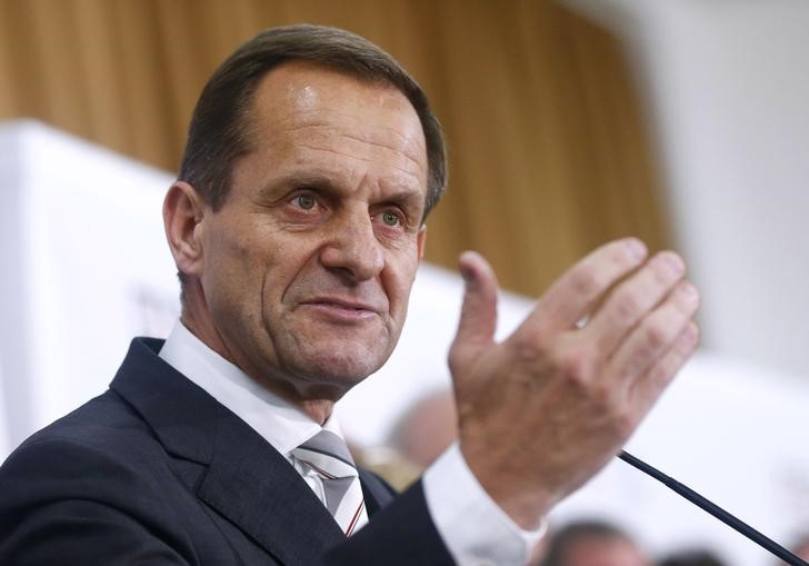 © Reuters. Hoermann, President of the German Olympic Sports Confederation presents Hamburg as a possible German city bid for the Olympic Games in 2024, during a news conference in Frankfurt