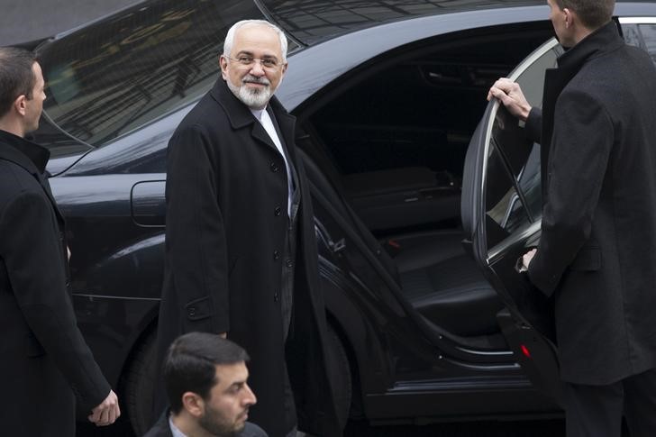 © Reuters. Iran's Foreign Minister Zarif departs his hotel to return to Iran following days of negotiations with United States Secretary of State Kerry over Iran's nuclear program