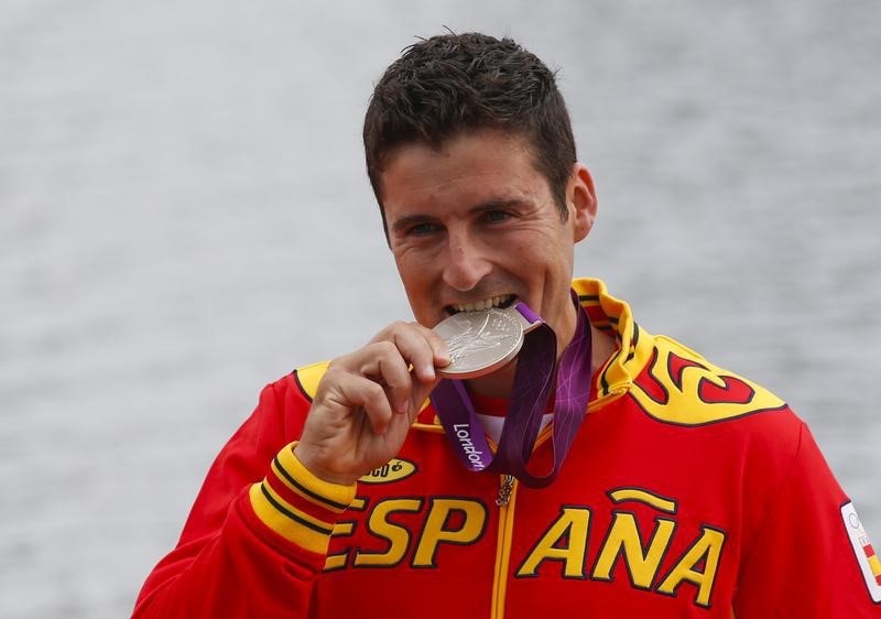 © Reuters. David Cal Figueroa of Spain celebrates his silver medal after the men's canoe single (C1) 1000m final at Eton Dorney at the London 2012 Olympics Games near London