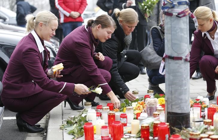 © Reuters. Funcionários da Germanwings prestando homenagem aos mortos no acidente 