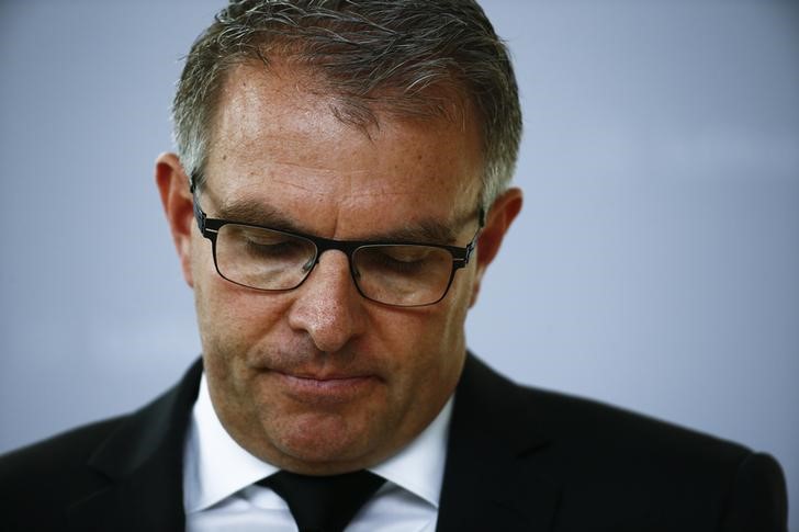 © Reuters. Presidente-executivo da Lufthansa, Carsten Spohr, durante declaração no aeroporto de Frankfurt 