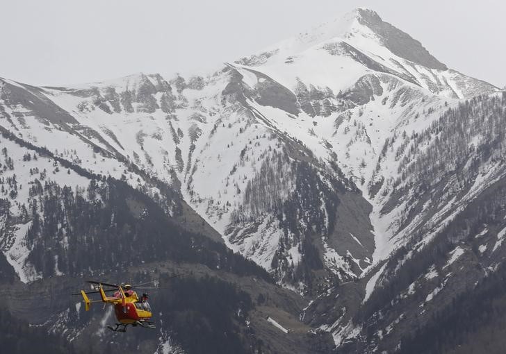 © Reuters. Helicóptero de resgate seguindo em direção aos destroços do Airbus A320