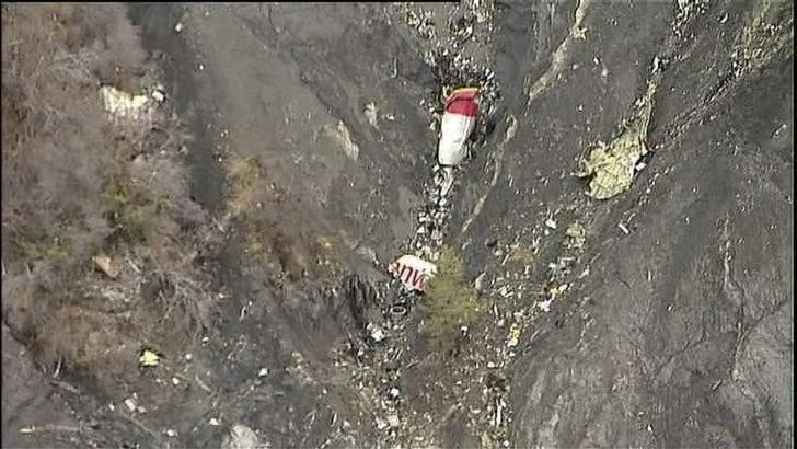 © Reuters. Destroços do Airbus A320 perto de Seyne-les-Alpes, em foto retirada de imagem da televisão