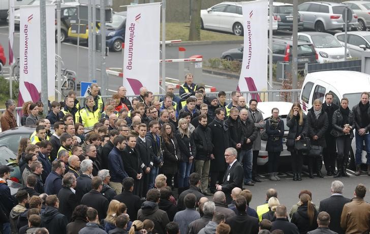 © Reuters. Funcionários da Germanwings reunidos para um minuto de silêncio do lado de fora do aeroporto de Colônia Bonn