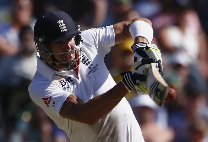 © Reuters. England's Pietersen plays a hook shot during the first day of the fourth Ashes cricket test against Australia at the Melbourne cricket ground