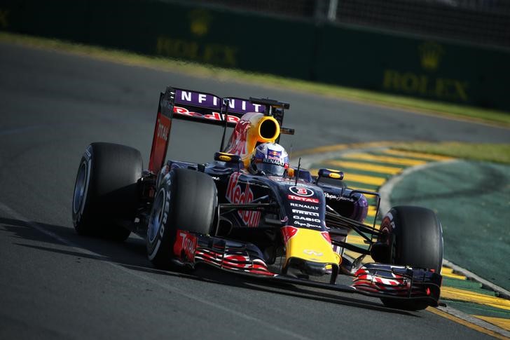 © Reuters. Red Bull Formula One driver Daniel Ricciardo of Australia drives during the Australian F1 Grand Prix at the Albert Park circuit in Melbourne 