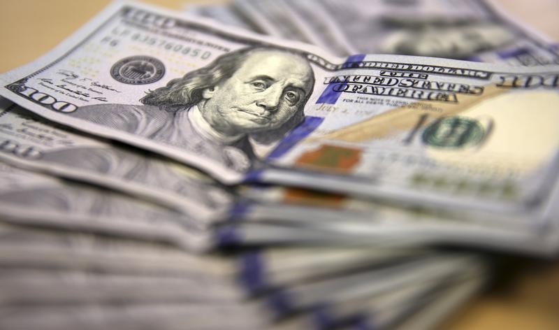 © Reuters. Photo illustration of U.S. dollar notes displayed in Johannesburg