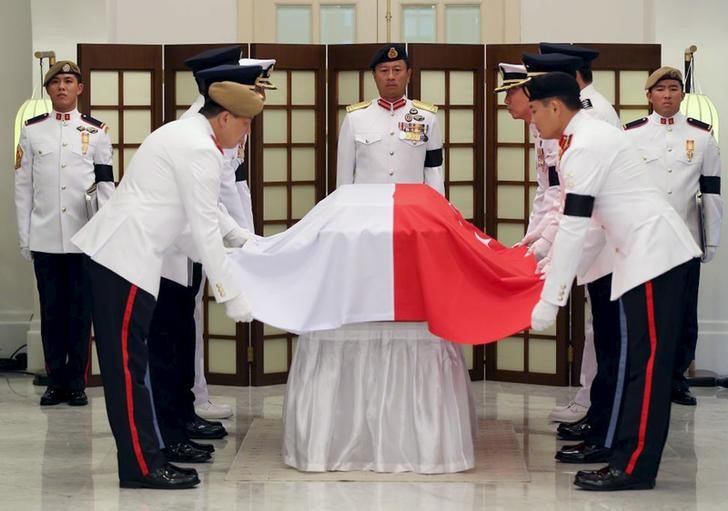 © Reuters. Guarda de honra colocando a bandeira nacional em cima do caixão do ex-primeiro-ministro Lee Kuan Yew