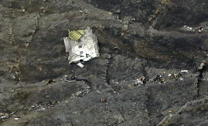 © Reuters. Destroços de avião Airbus A320 da Germanwings nos Alpes franceses, perto de Seyne-les-Alpes