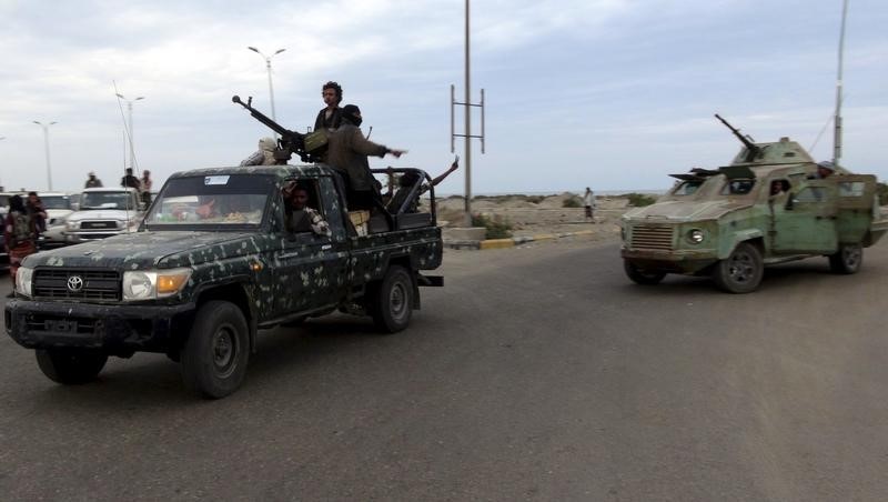© Reuters. مدينة عدن تستعد للمعركة مع الحوثيين وخصمهم الرئيس السابق صالح