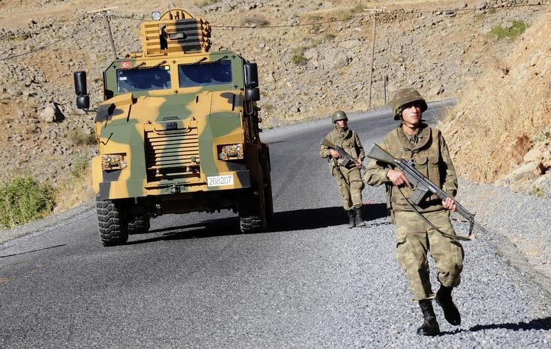 © Reuters. الجيش التركي يقول إنه يشتبك مع مقاتلين اكراد في الجنوب الشرقي