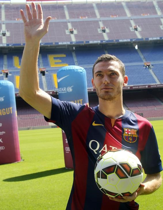 © Reuters. Thomas Vermaelen vuelve a los entrenamientos con el Barcelona