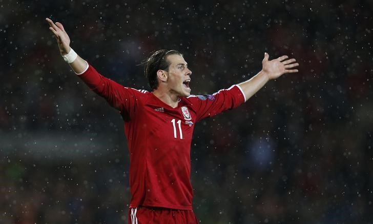 © Reuters. Wales' Bale gestures during their Euro 2016 qualifying soccer match against Bosnia and Herzegovina in Cardiff