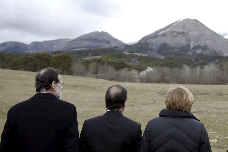 © Reuters. Hollande, Merkel y Rajoy llegan a la zona del accidente aéreo