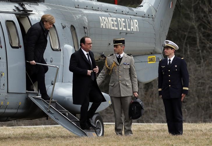 © Reuters. Presidente da França, François Hollande, e chanceler alemã, Angela Merkel, desembarcando em Seyne-les-Alpes