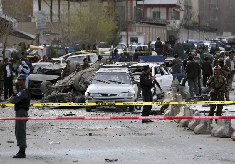 © Reuters. مقتل 6 اشخاص في تفجير انتحاري قرب القصر الرئاسي في كابول