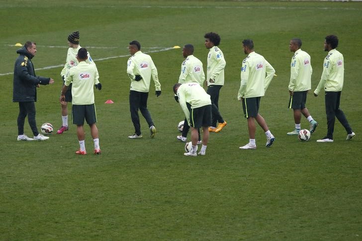 © Reuters. Técnico Dunga comanda treino da seleção brasileira em Paris