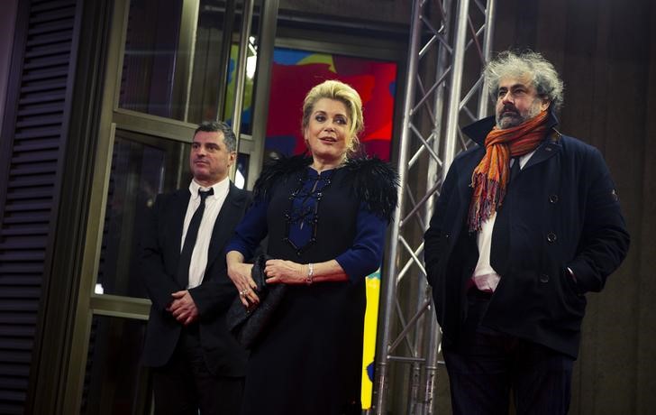 © Reuters. Diretor Salvadori (E) posa com atores Catherine Deneuve e Gustave de Kervern 