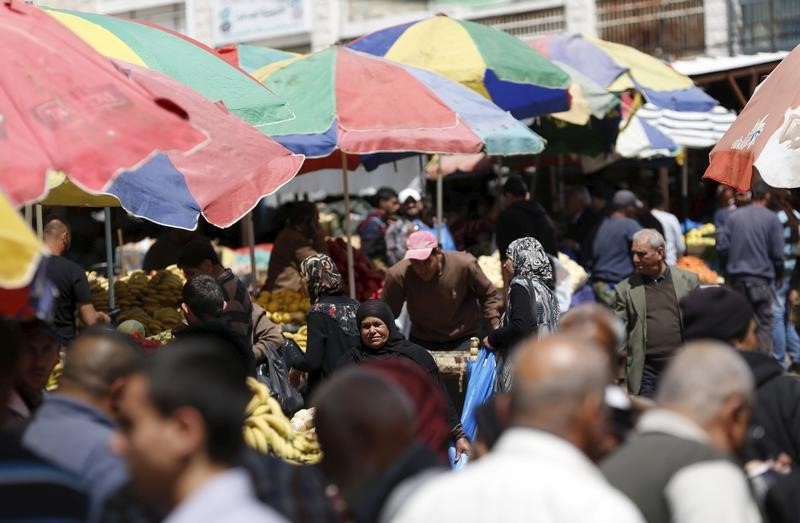 © Reuters. مصحح-احتجاز تحويلات الضرائب يجعل الاقتصاد الفلسطيني على حافة الخطر