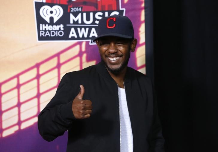 © Reuters. Hip hop recording artist Kendrick Lamar poses backstage during the iHeartRadio Music Awards in Los Angeles