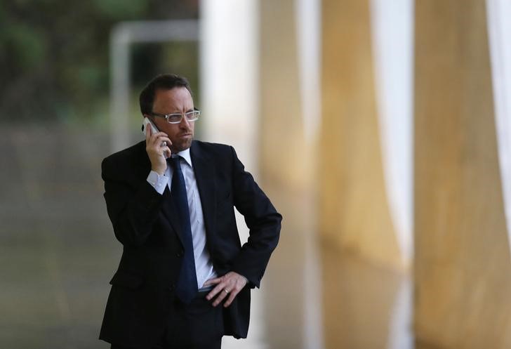 © Reuters. Brazil's Social Communications Minister Thomas Traumann speaks on his cell phone before a news conference in Brasilia