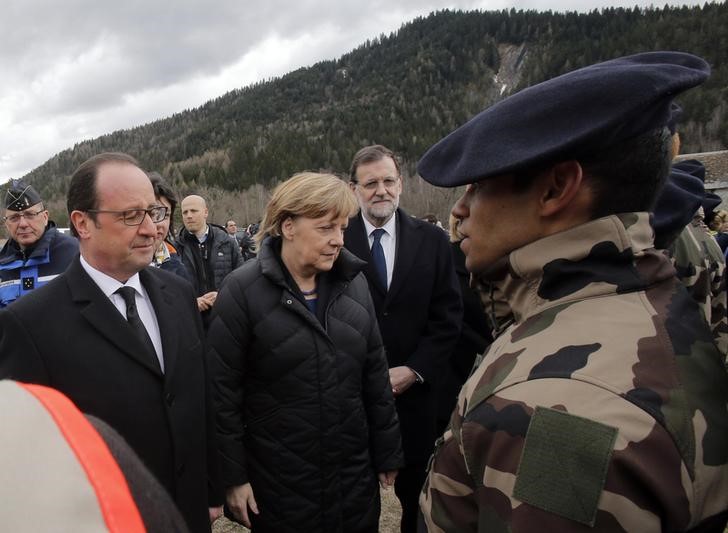 © Reuters. Hollande, Rajoy e Merkel em local de acidente de avião nos Alpes Franceses