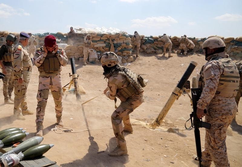 © Reuters. القوات العراقية تستأنف هجوم تكريت وتقصف تنظيم الدولة الاسلامية